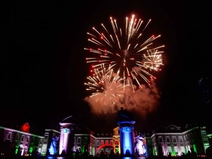 17 feuerwerk mit tor zum innenhof