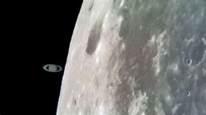 Saturn berührt den Mond