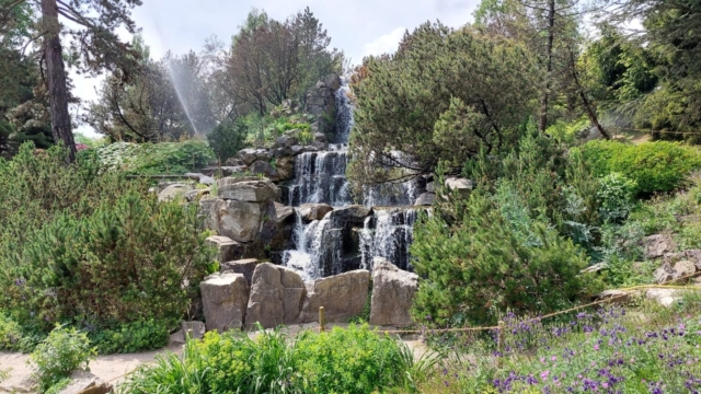 künstlicher Wasserfall